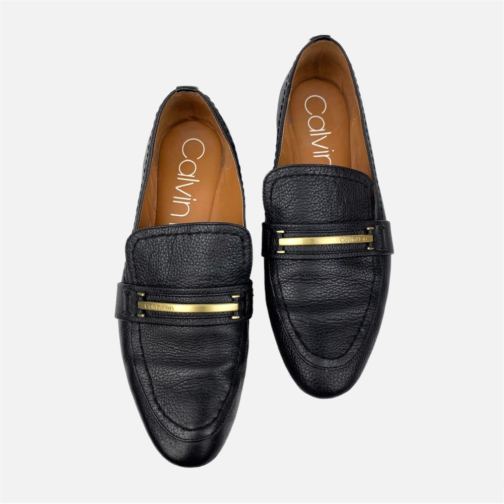 CALVIN KLEIN | Orianna Pebble Grain Moccasin Loafers in Black | 8